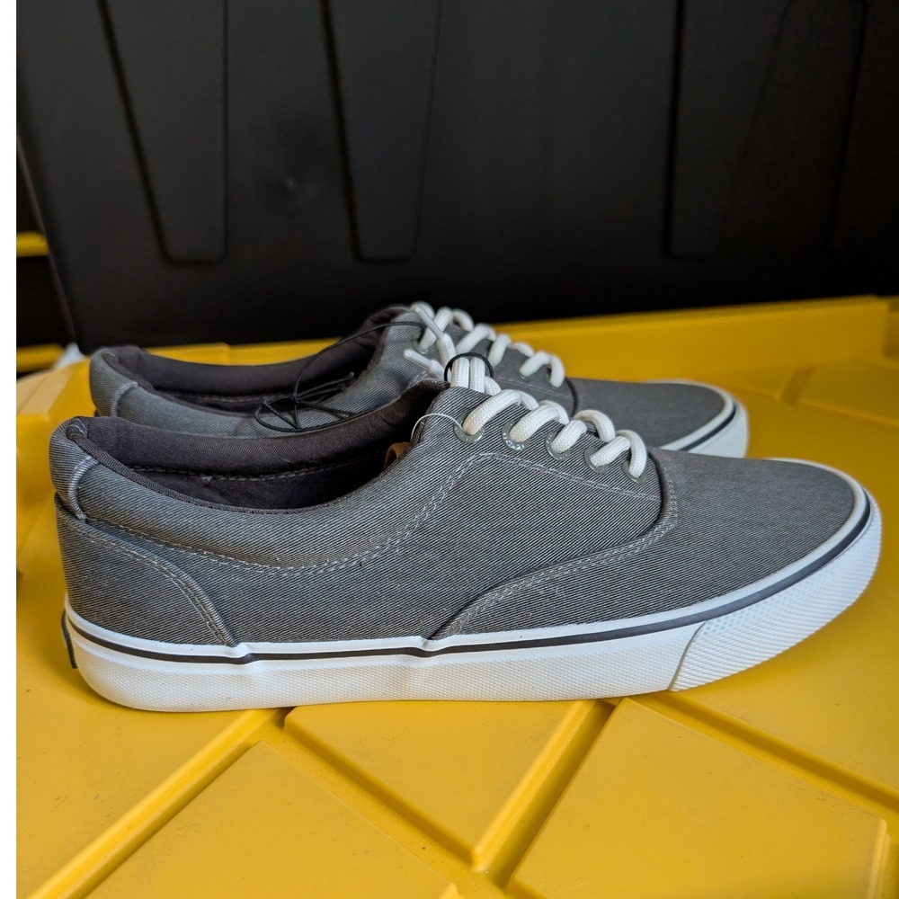 NWT IZOD Mens Gray Canvas Memory Foam Lace Up Casual Sneakers Size 8